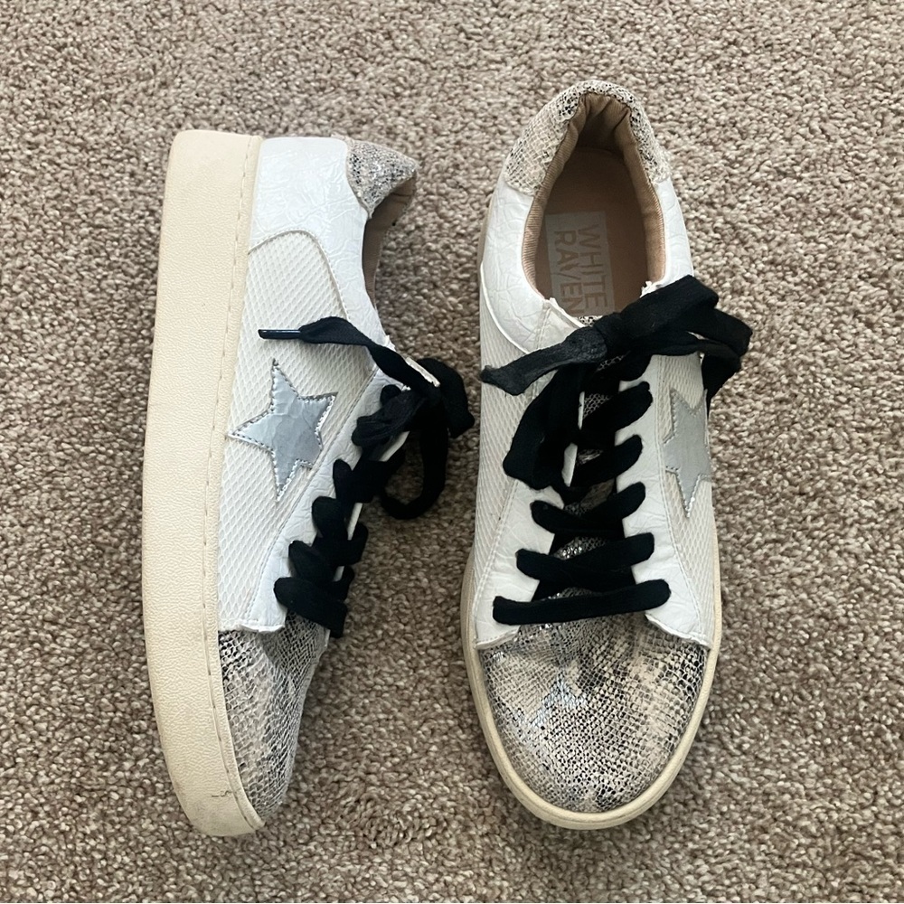 White Raven White Snake Embossed Star Lace Up Sneakers US‎ Size 7.5 Streetwear